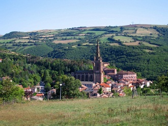 Massif-central-paysage-village-du-massif-central-France-Europe.